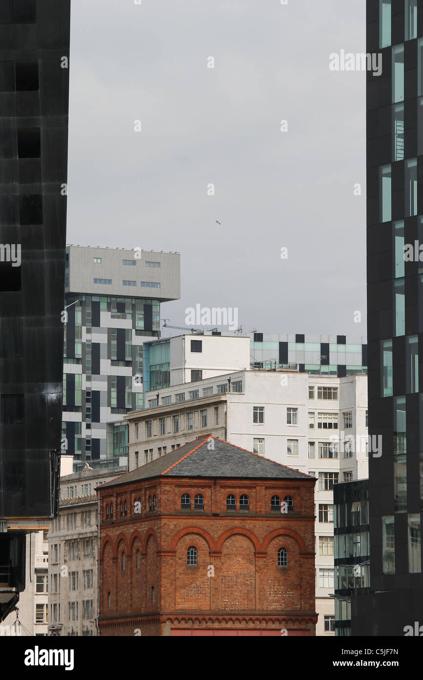 Molo Vecchio edificio laterale tra gli edifici moderni in isola di Mann Liverpool Foto Stock