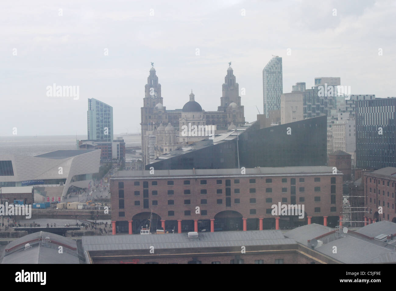 Vista aerea lungo Albert Dock verso il porto di Liverpool e di edifici di fegato Foto Stock