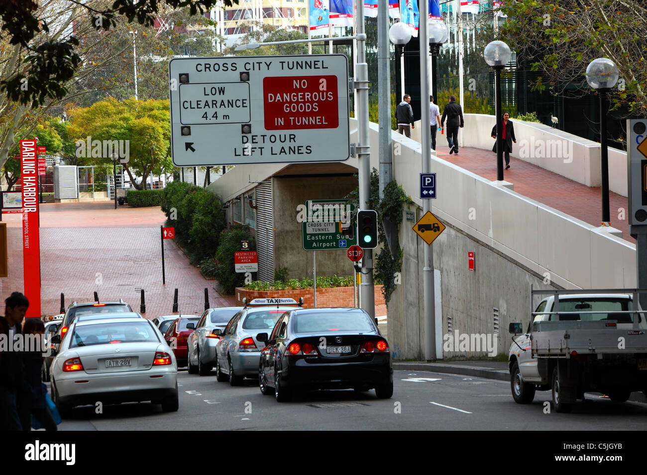 Accodamento di traffico al semaforo in direzione di città in tunnel di Sydney CBD Central Business District Sydney Australia Foto Stock