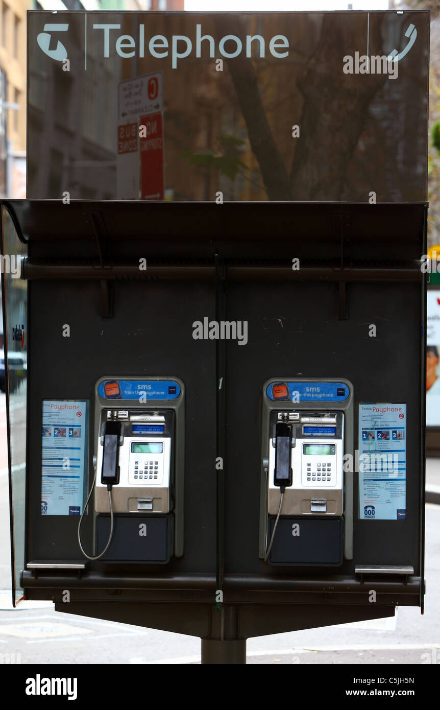 Due le cabine telefoniche pubbliche in Sydney CBD Central Business District Sydney Australia Foto Stock