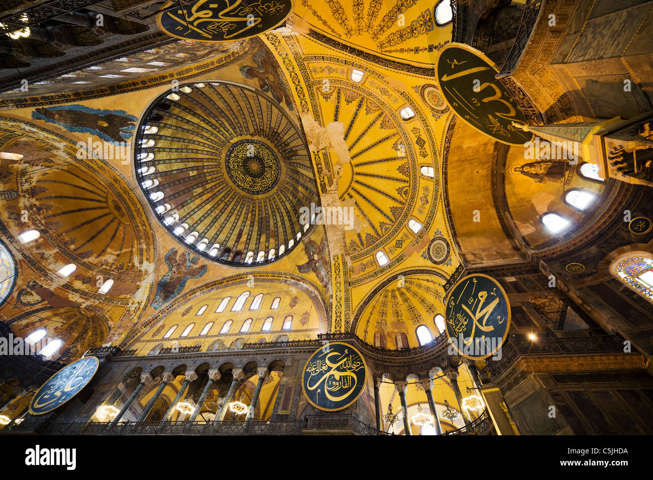 La Hagia Sophia ornato soffitto, famoso bizantina e landmark wonder world ad Istanbul in Turchia. Foto Stock