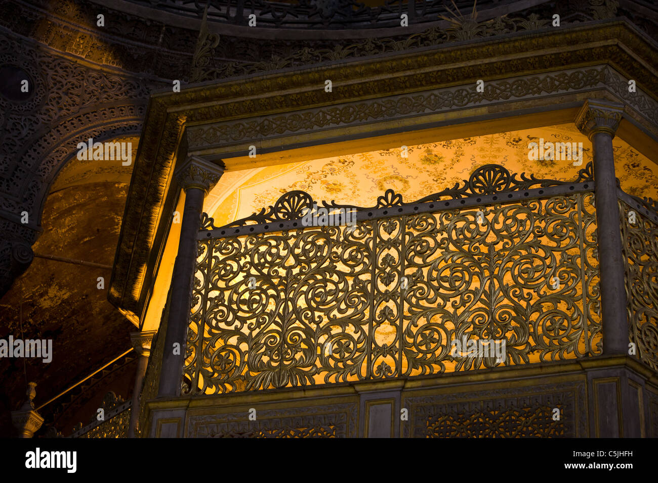 Illuminato ornato balcone presso la Basilica di Santa Sofia a Istanbul, Turchia. Foto Stock