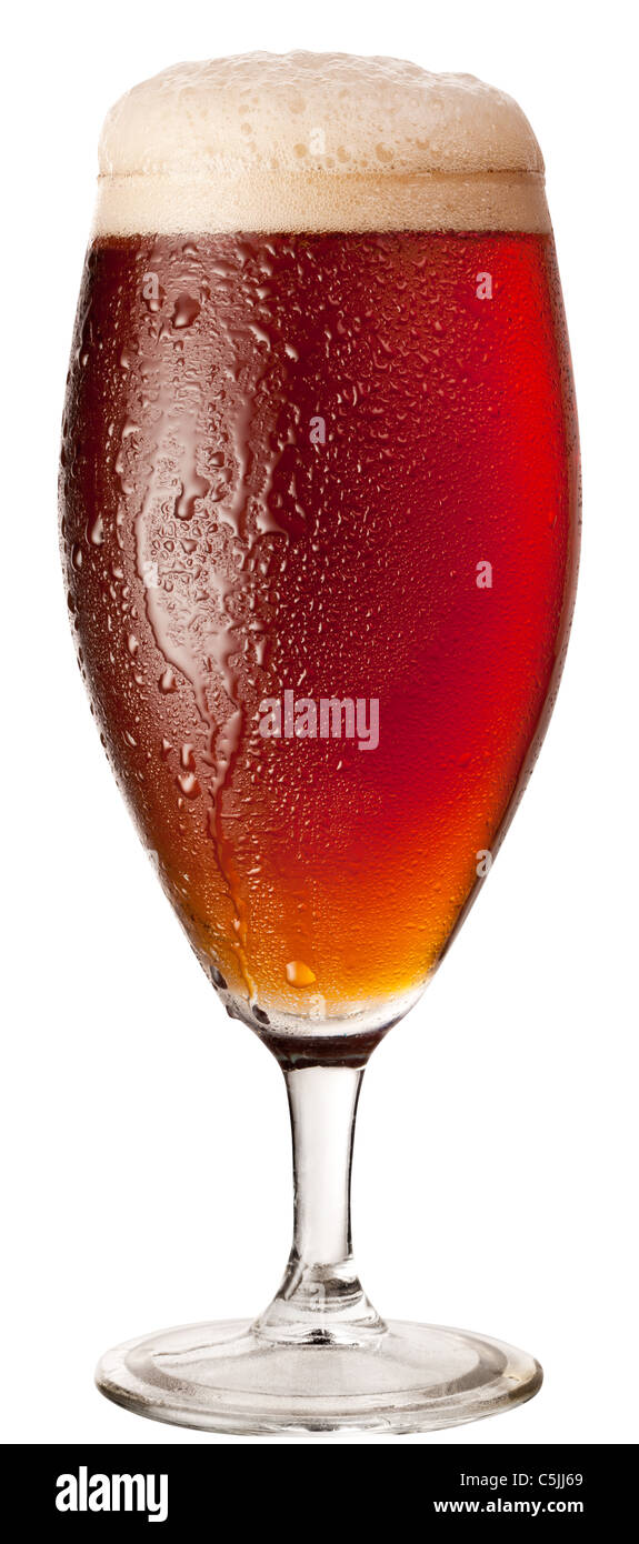 Frosty bicchiere di birra rossa isolato su uno sfondo bianco. Il file  contiene un percorso di taglio Foto stock - Alamy