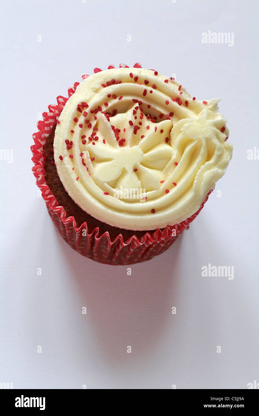 Red Velvet cupcake torta in caso isolato su sfondo bianco Foto Stock