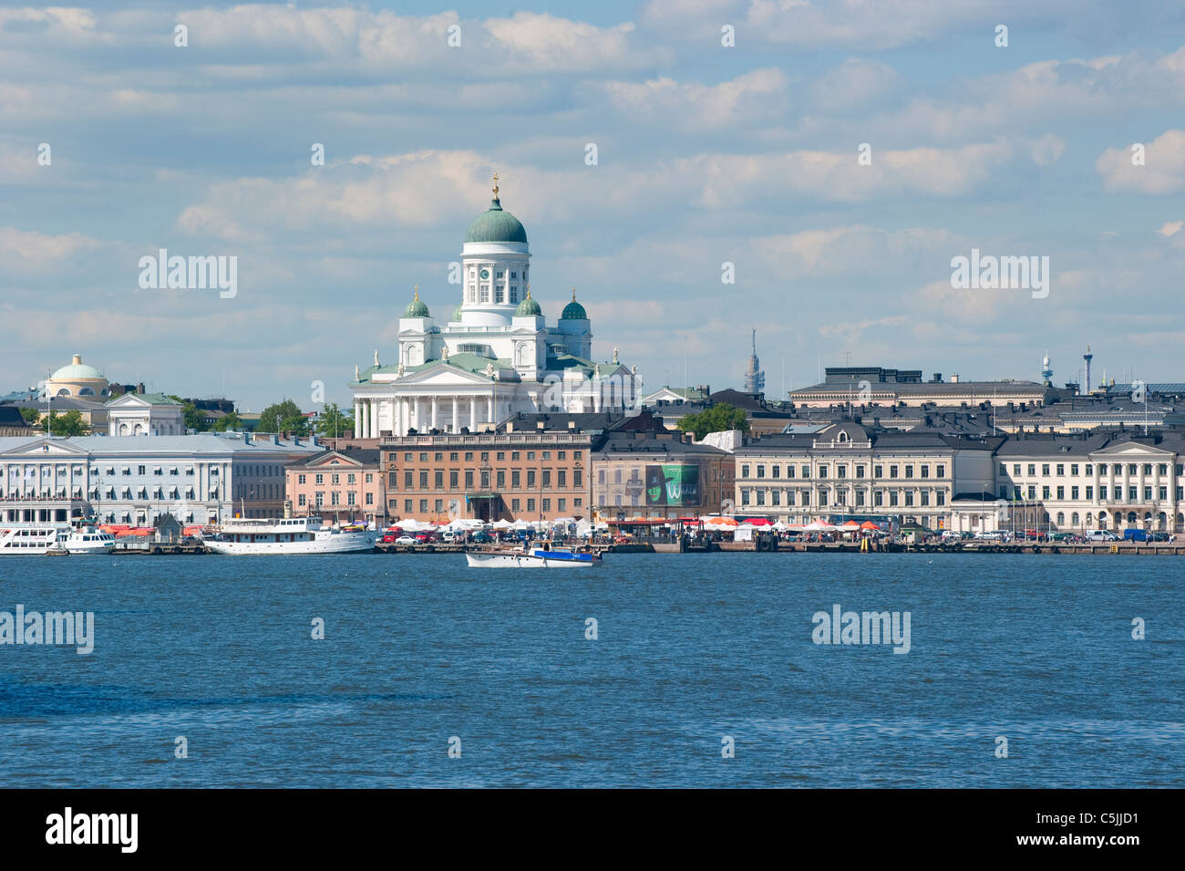 Vista sulla Chiesa del Duomo e la piazza del mercato dal porto di Helsinki, Finlandia Foto Stock
