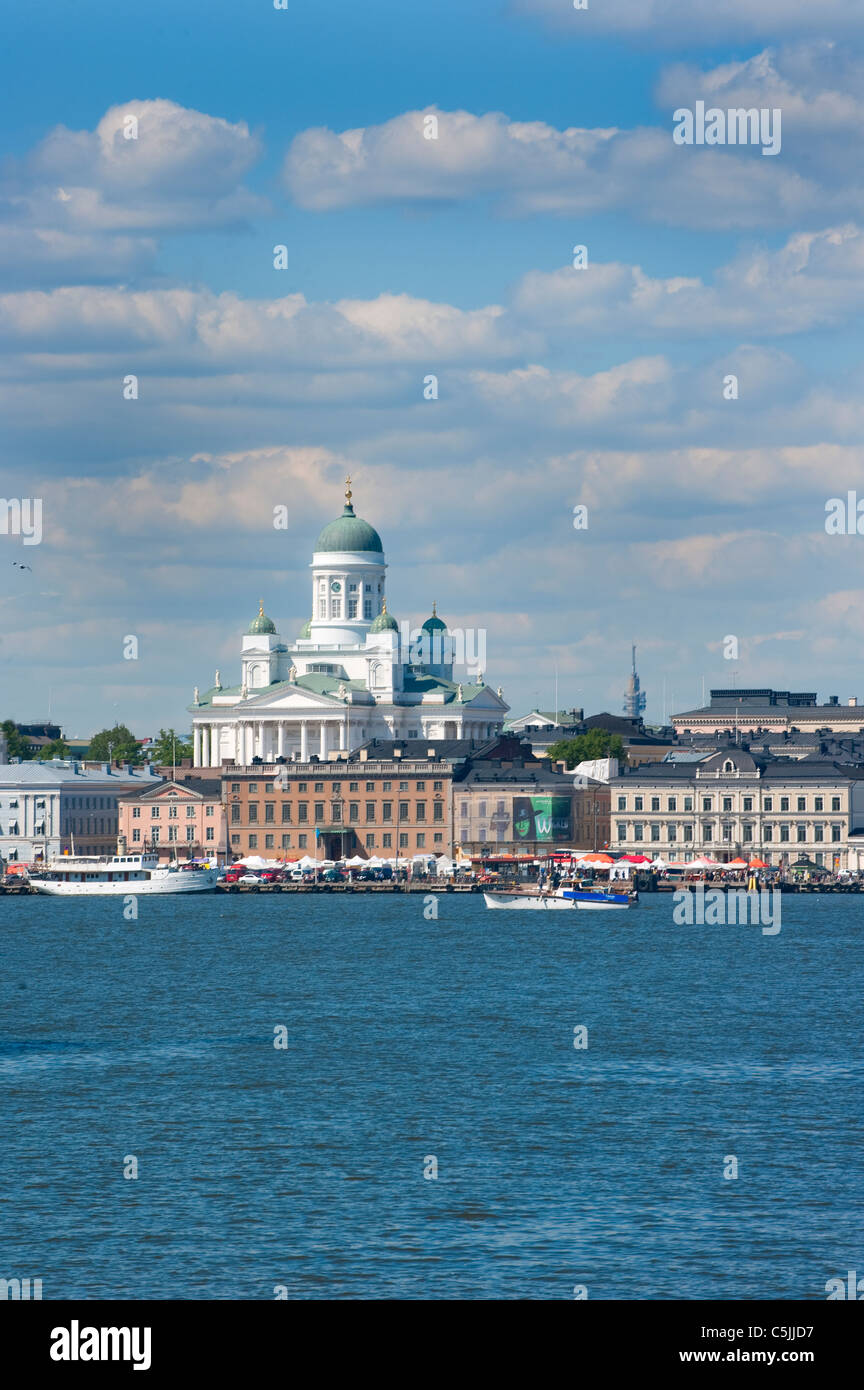 Vista sulla Chiesa del Duomo e la piazza del mercato dal porto di Helsinki, Finlandia Foto Stock