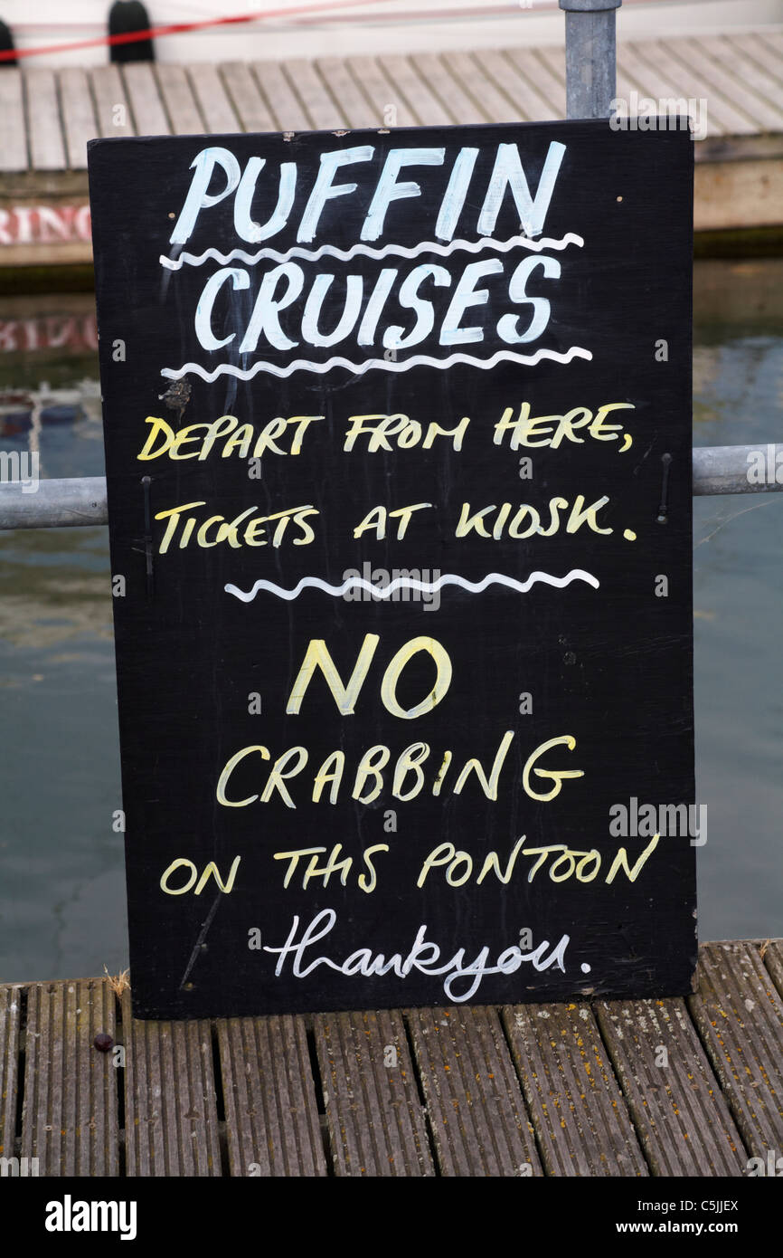 Crociere Puffin pubblicizzate su lavagna a Lymington Harbour, Hampshire UK nel mese di giugno - Puffin Cruises partono da qui i biglietti presso il chiosco Foto Stock