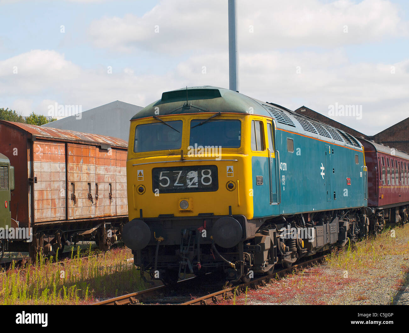 Classe 47 il diesel a York in sciavero con west cost carrelli Foto Stock