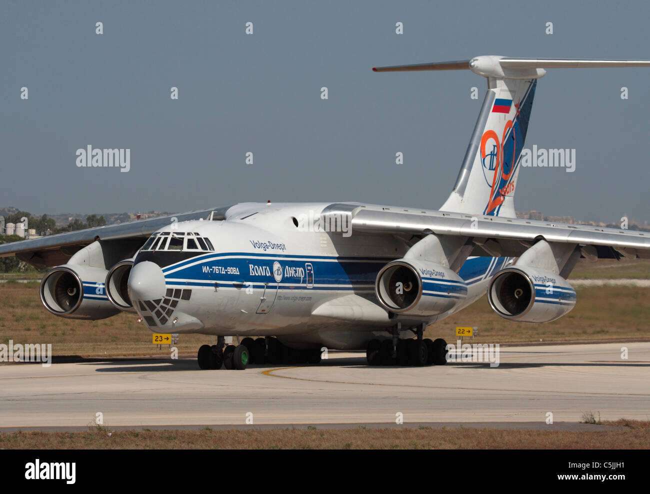 Volga-Dnepr Airlines Ilyushin il-76TD aerei da carico a quattro motori a reazione che tassano per la partenza Foto Stock