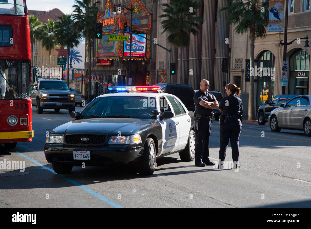 LAPD auto della polizia con luci lampeggianti a Hollywood e Los Angeles, California, Stati Uniti d'America Foto Stock