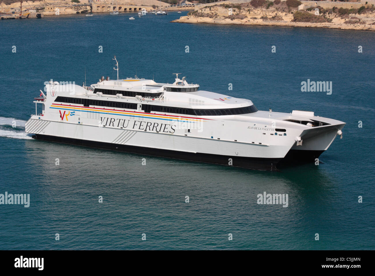Il catamarano Jean de la Valette entrano in Malta il Grand Harbour Foto Stock