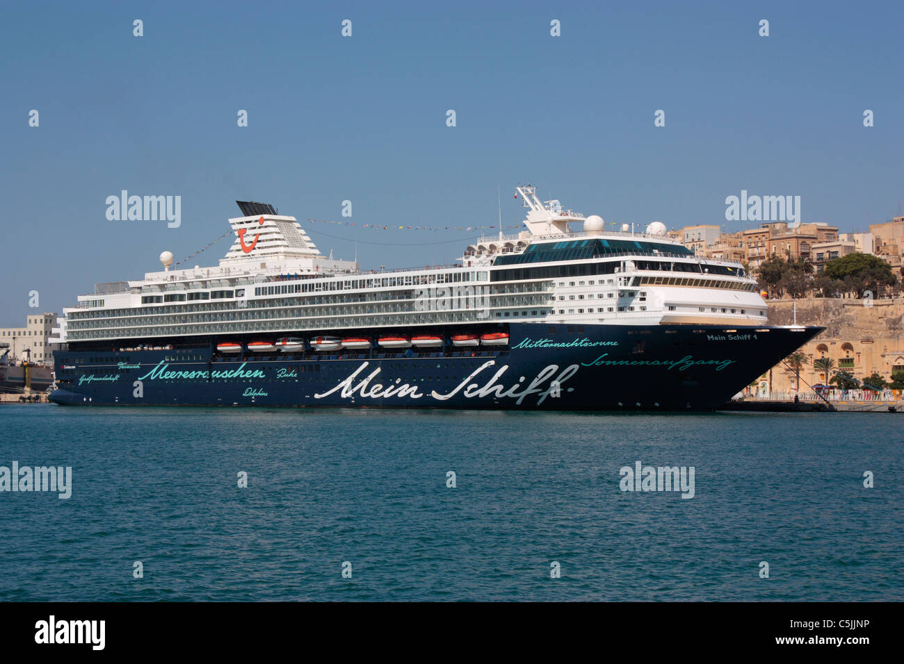 Il turismo nel mediterraneo. La TUI nave da crociera Mein Schiff 1 in Malta il Grand Harbour Foto Stock