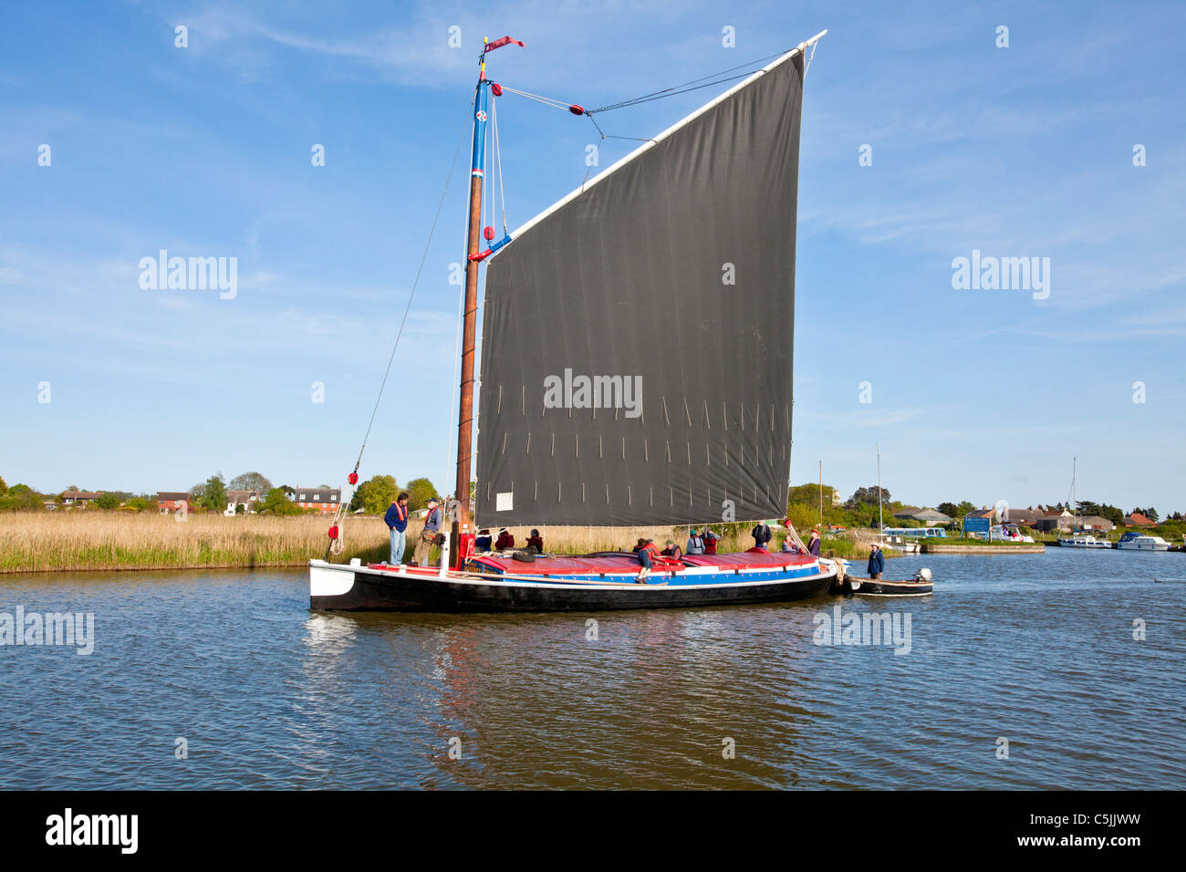 Il Wherry Albion navigando sul fiume Thurne, Norfolk Broads Foto Stock