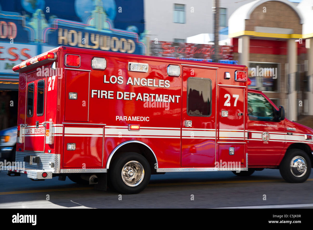 Ambulanza di emergenza racing passato a Hollywood e Los Angeles, California, Stati Uniti d'America Foto Stock