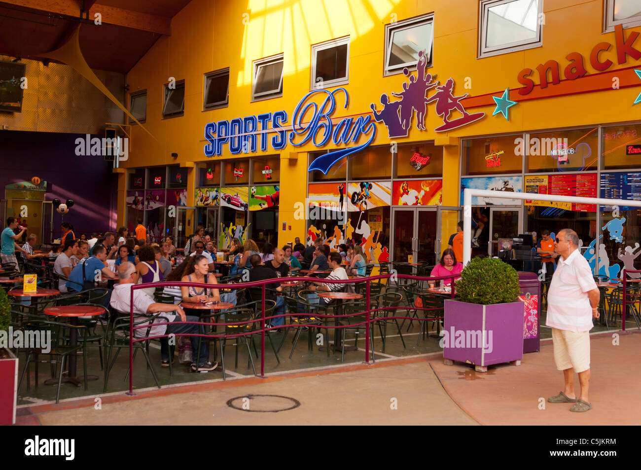 Il bar sport nel villaggio Disney a Disneyland Paris in Francia Foto stock  - Alamy