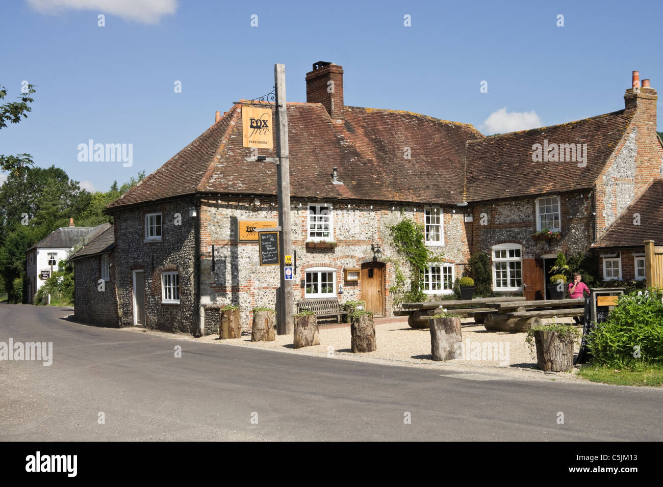 Pub tradizionale villaggio di campagna in pietra di pietra a sud Downs National Park. Charlton, West Sussex, Inghilterra, Regno Unito, Gran Bretagna Foto Stock