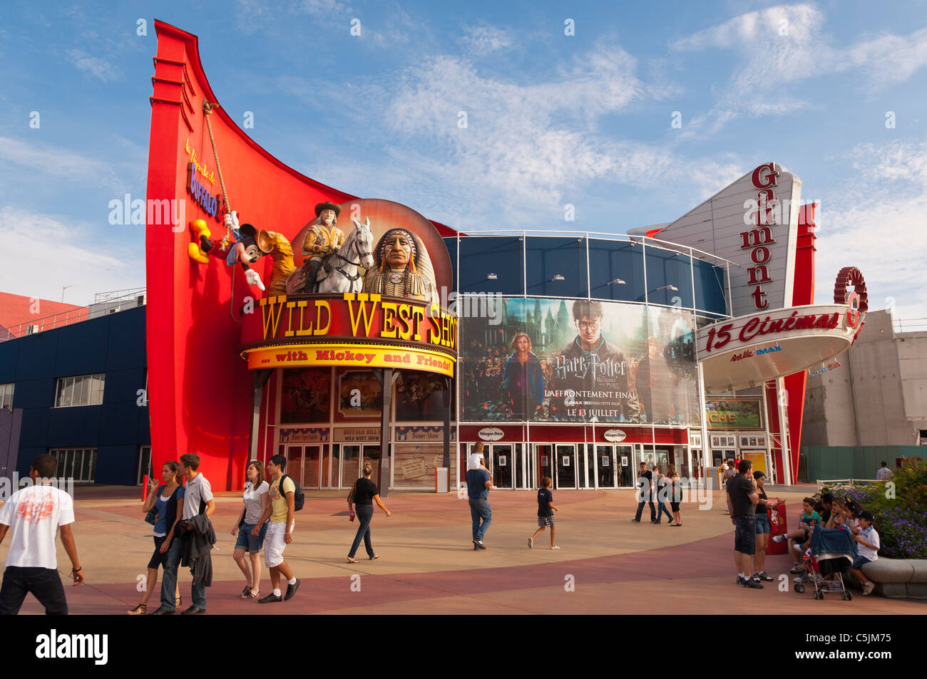 Il Wild West Show e cinema Gaumont nel villaggio Disney a Disneyland Paris in Francia Foto Stock