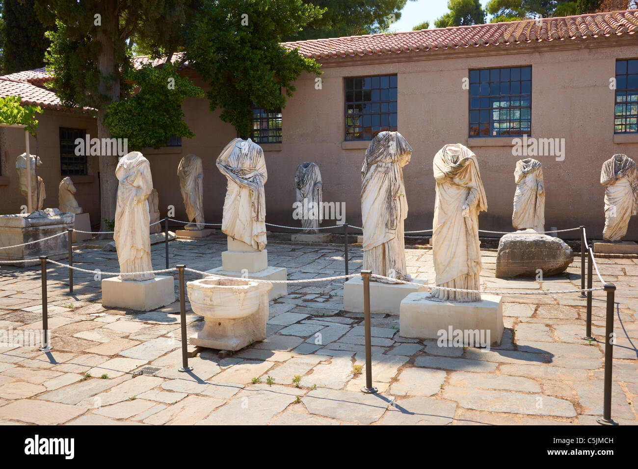 Artefatti e reperti archeologici nel Museo della città antica di Corinto Grecia Foto Stock