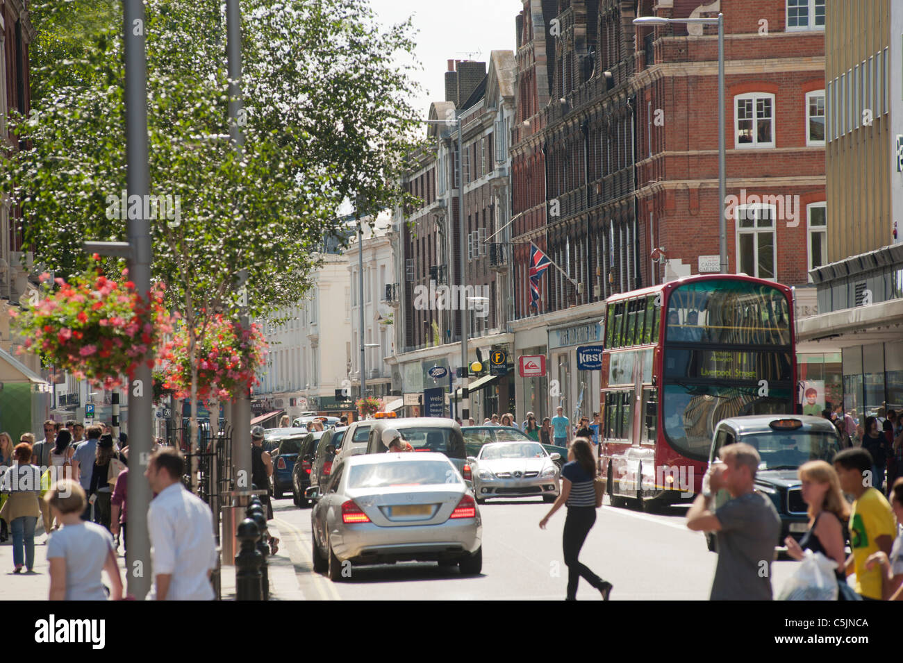 Un pomeriggio occupato su Kings Road, vicino alla giunzione con Sloane Square a Chelsea, Londra, Inghilterra, Regno Unito. Foto Stock