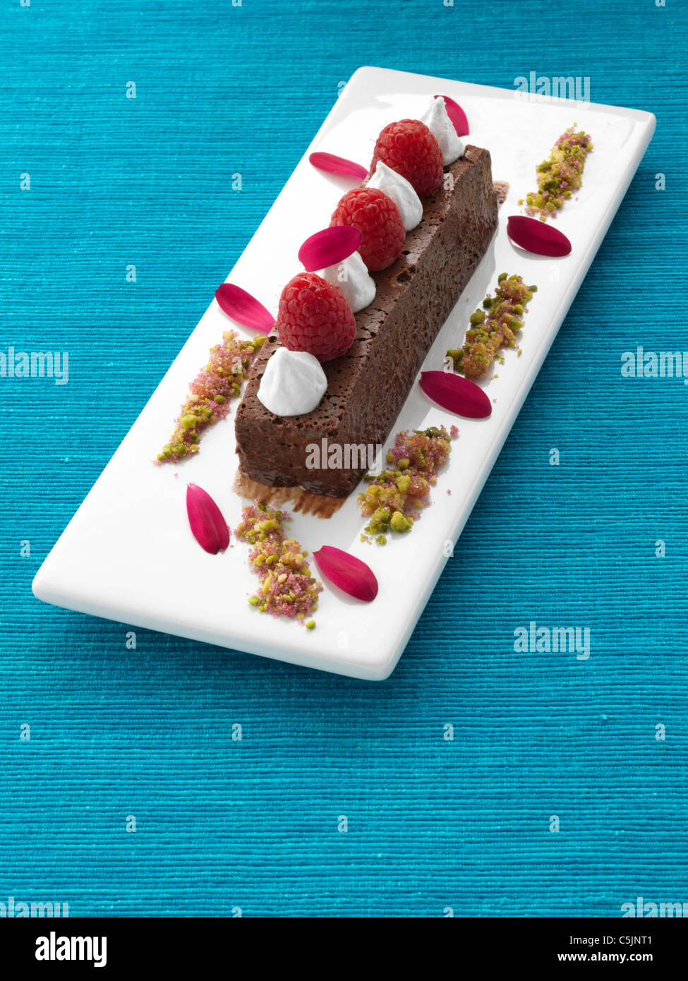 Un intero marquise di cioccolato con lamponi e crema dessert gourmet Foto Stock