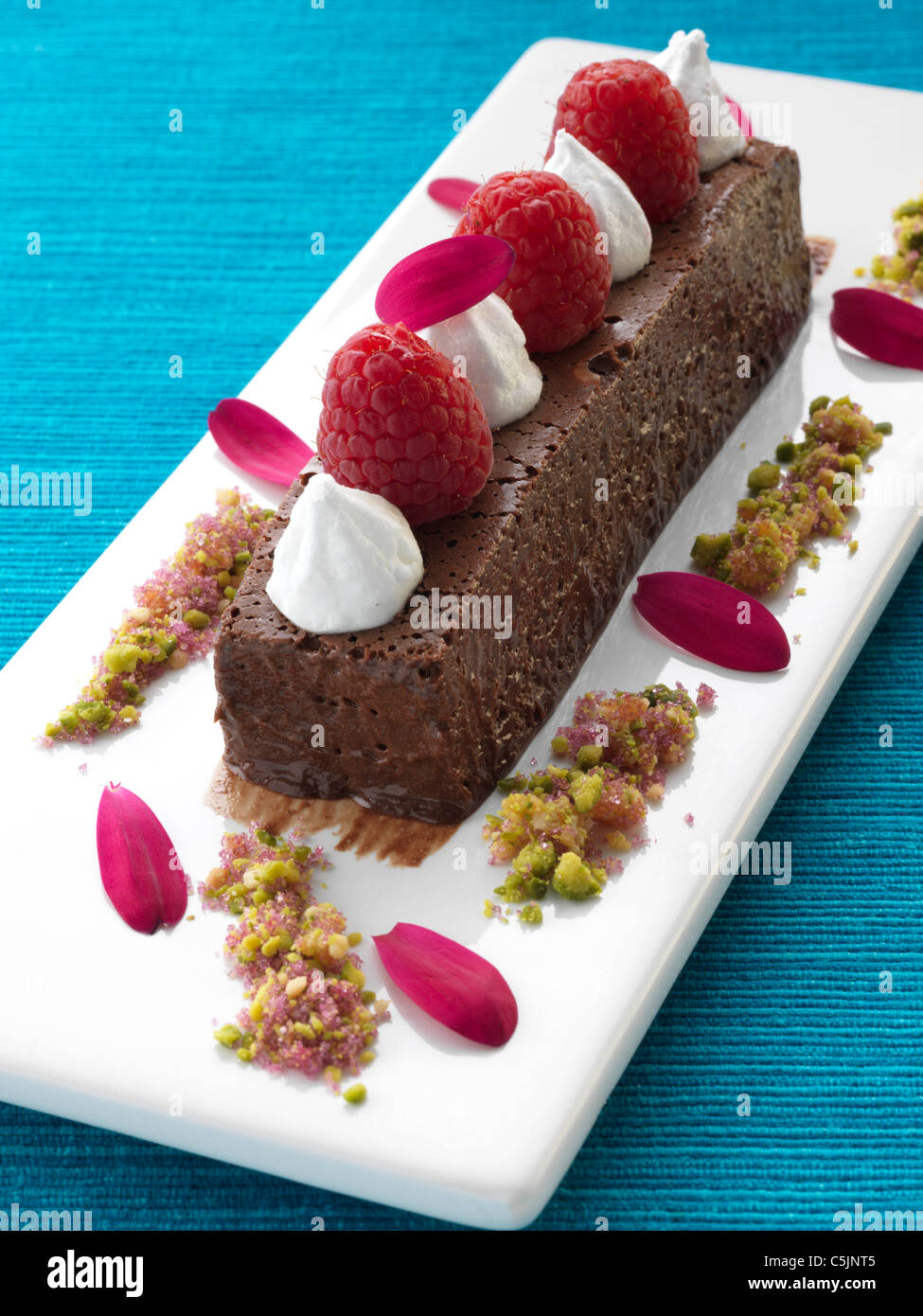 Un intero marquise di cioccolato con lamponi e crema dessert gourmet Foto Stock