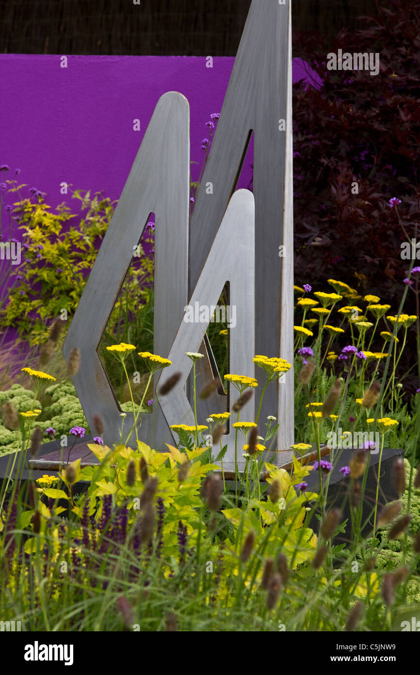 Salva una vita, goccia il coltello' Landscape Garden presentano RHS Royal Horticultural Show Tatton Park, Cheshire, luglio 2011. Foto Stock
