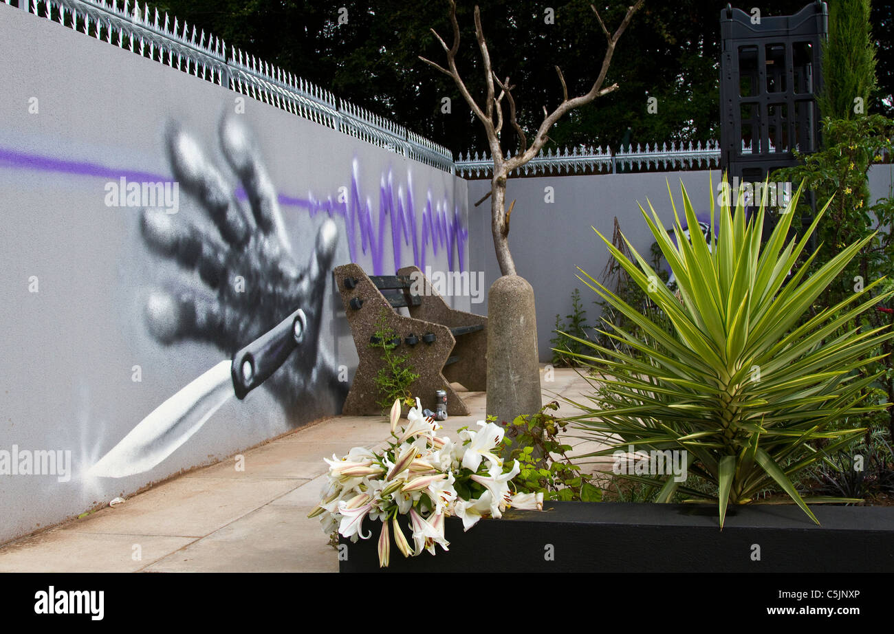'Save a Life, Drop the Knife' illustrazione di vernice spray in paesaggio Garden Exhibit RHS Royal Horticultural Show Tatton Park, Cheshire, luglio 2011. Foto Stock
