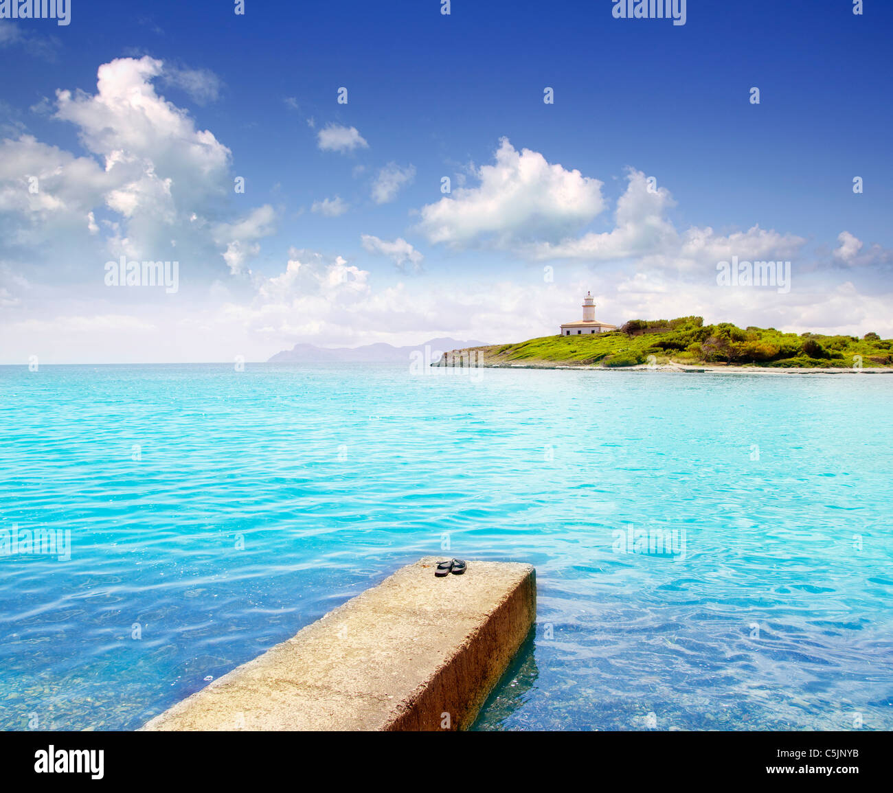 Alcanada Alcudia Maiorca con isola di Aucanada e faro Baleari Spagna Foto Stock