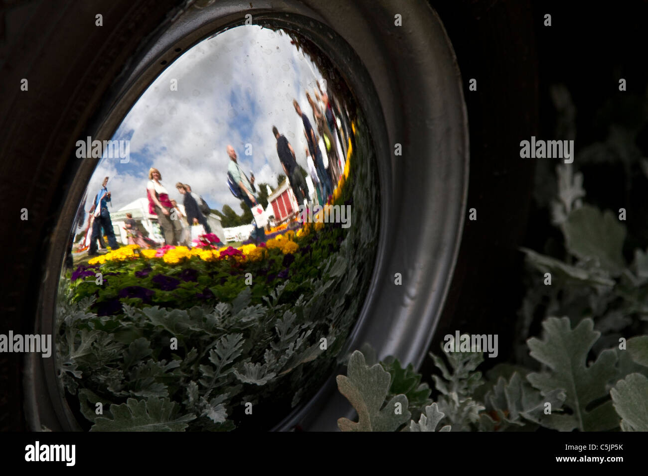 Riflessi distorti della RHS Royal Horticultural Show Tatton Park, Cheshire, luglio 2011. Foto Stock