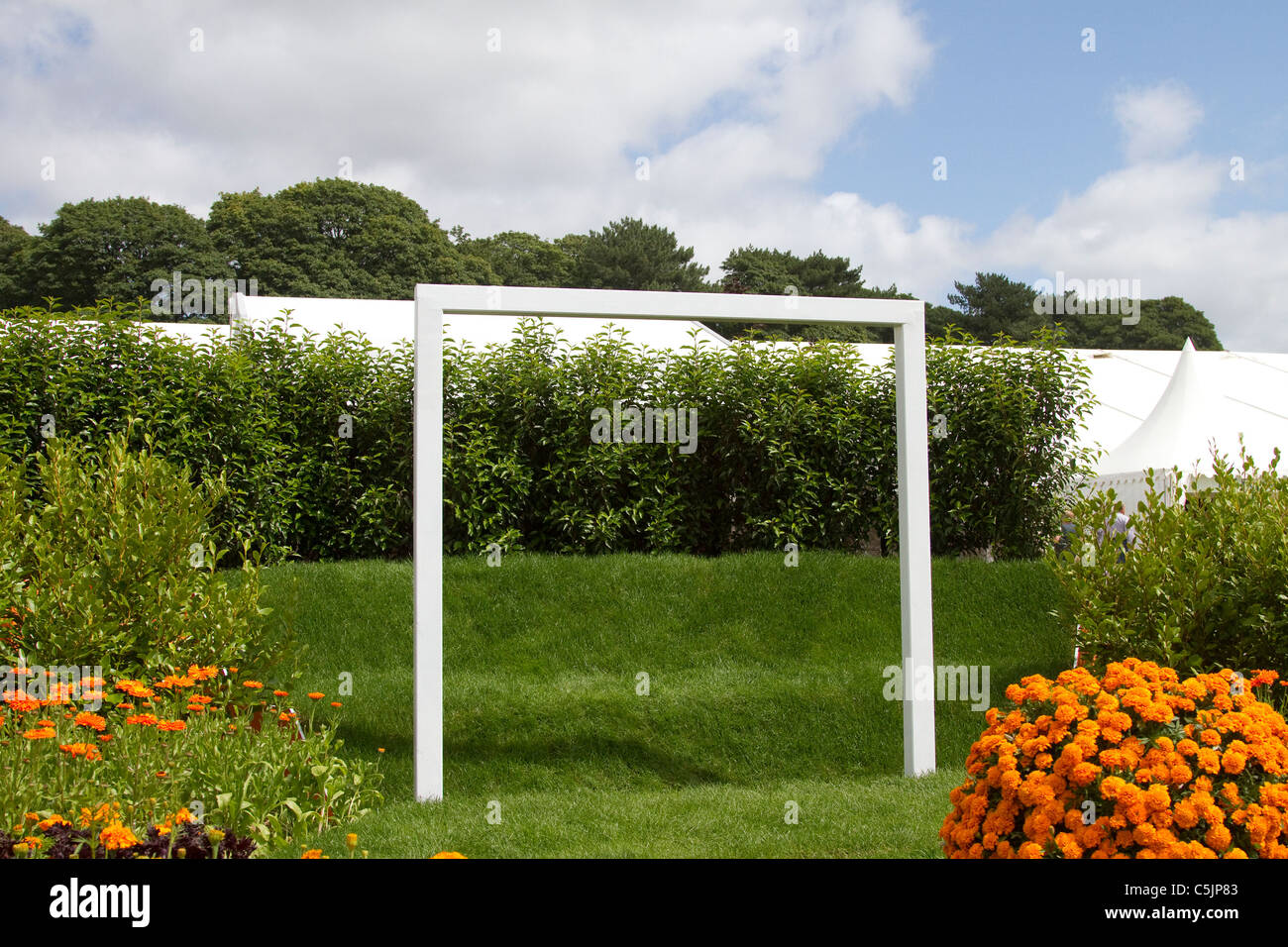 Progettazione paesaggio Goalpost giardino giardino paesaggistico esporre alla RHS Royal Horticultural Show Tatton Park, Cheshire, luglio 2011. Foto Stock