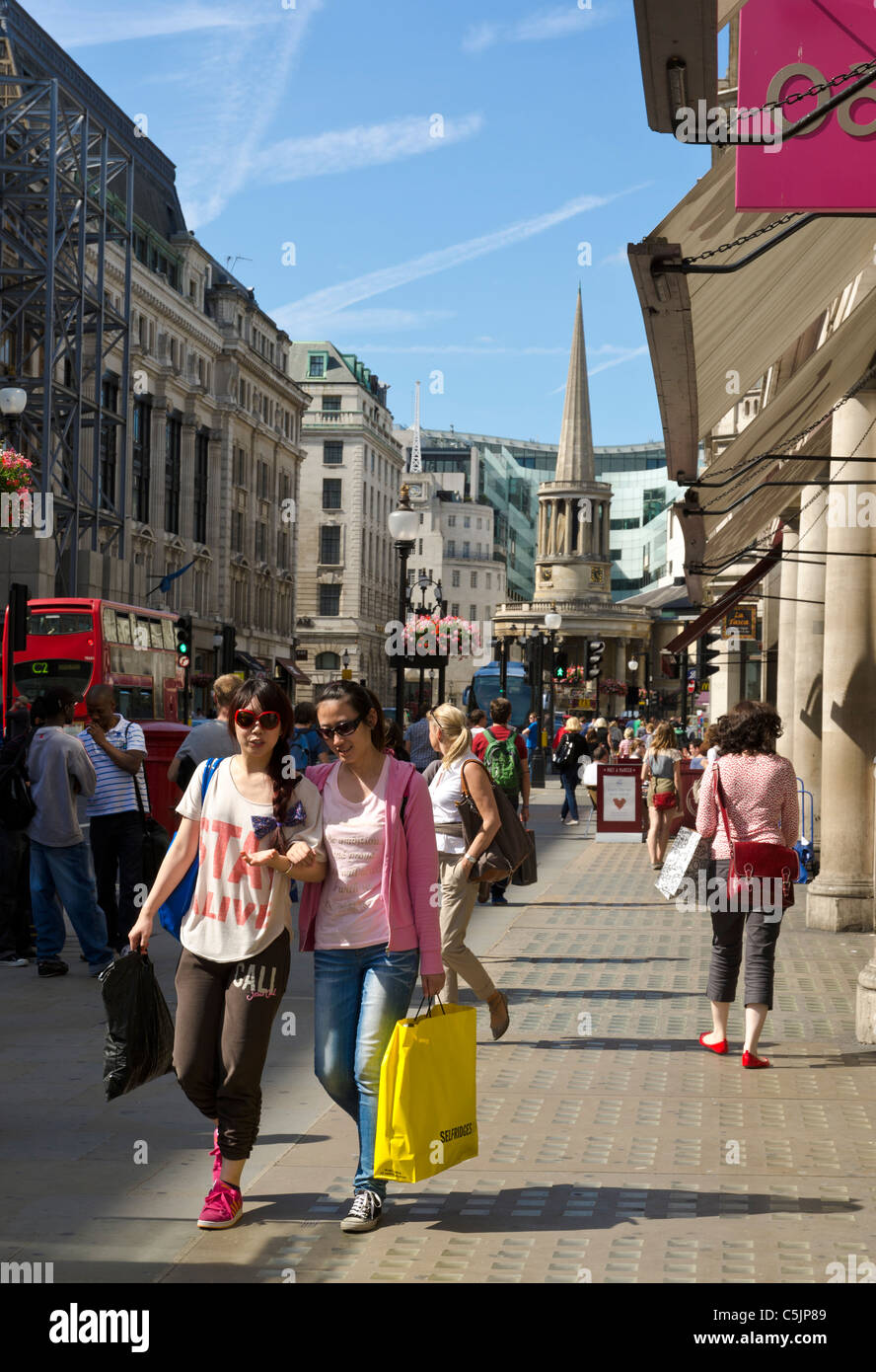 Raffreddare giovani e ragazze alla moda di shopping in Regent street su una Domenica pomeriggio in Estate, Londra, Inghilterra, Gran Bretagna, Regno Unito Foto Stock