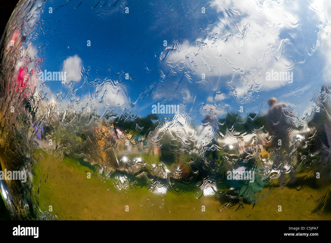 Riflessi distorti della RHS Royal Horticultural Show Tatton Park, Cheshire, luglio 2011. Foto Stock