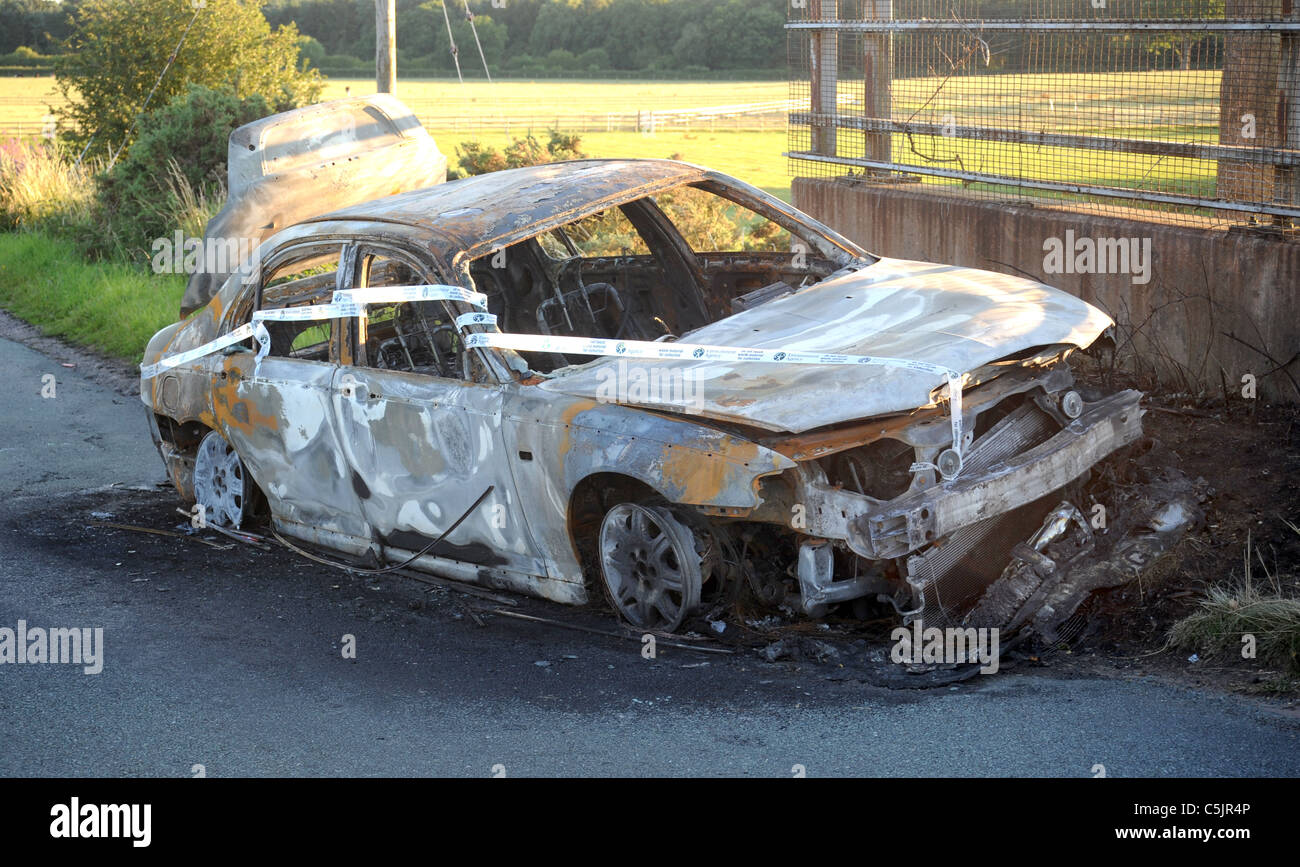 Bruciato il furto di auto abbandonate oggetto di dumping in Vicolo del paese,UK Foto Stock