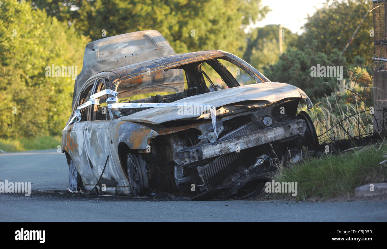 Bruciato il furto di auto abbandonate oggetto di dumping in Vicolo del paese,UK Foto Stock