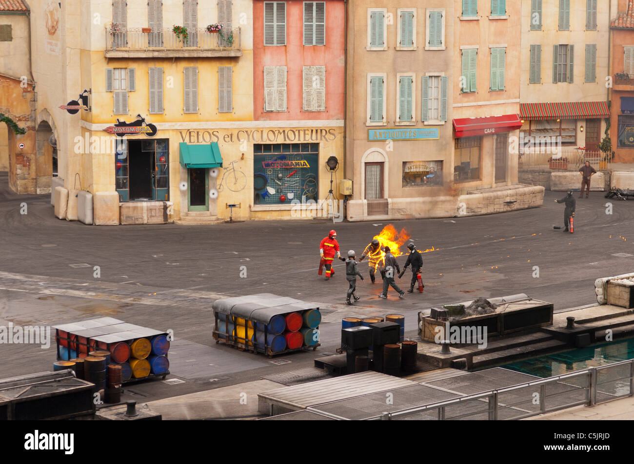 Uno stuntman sul fuoco che mostra il movimento in corrispondenza del Moteurs...azione stunt show spettacolare a Disneyland Paris in Francia Foto Stock