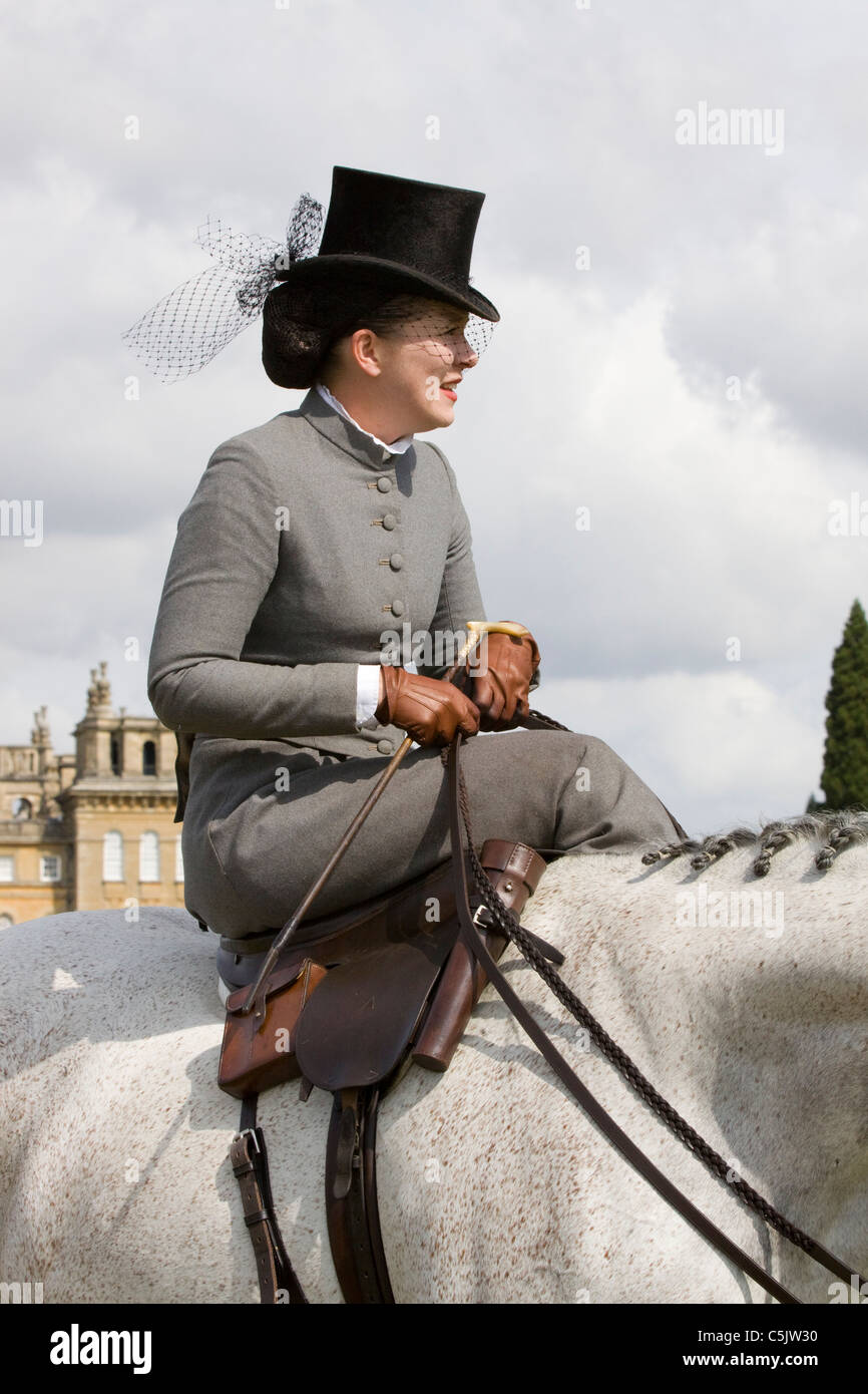 Una signora sidesaddle equitazione 'Flying Fox ' in occasione di una mostra in Oxfordshire Inghilterra Foto Stock