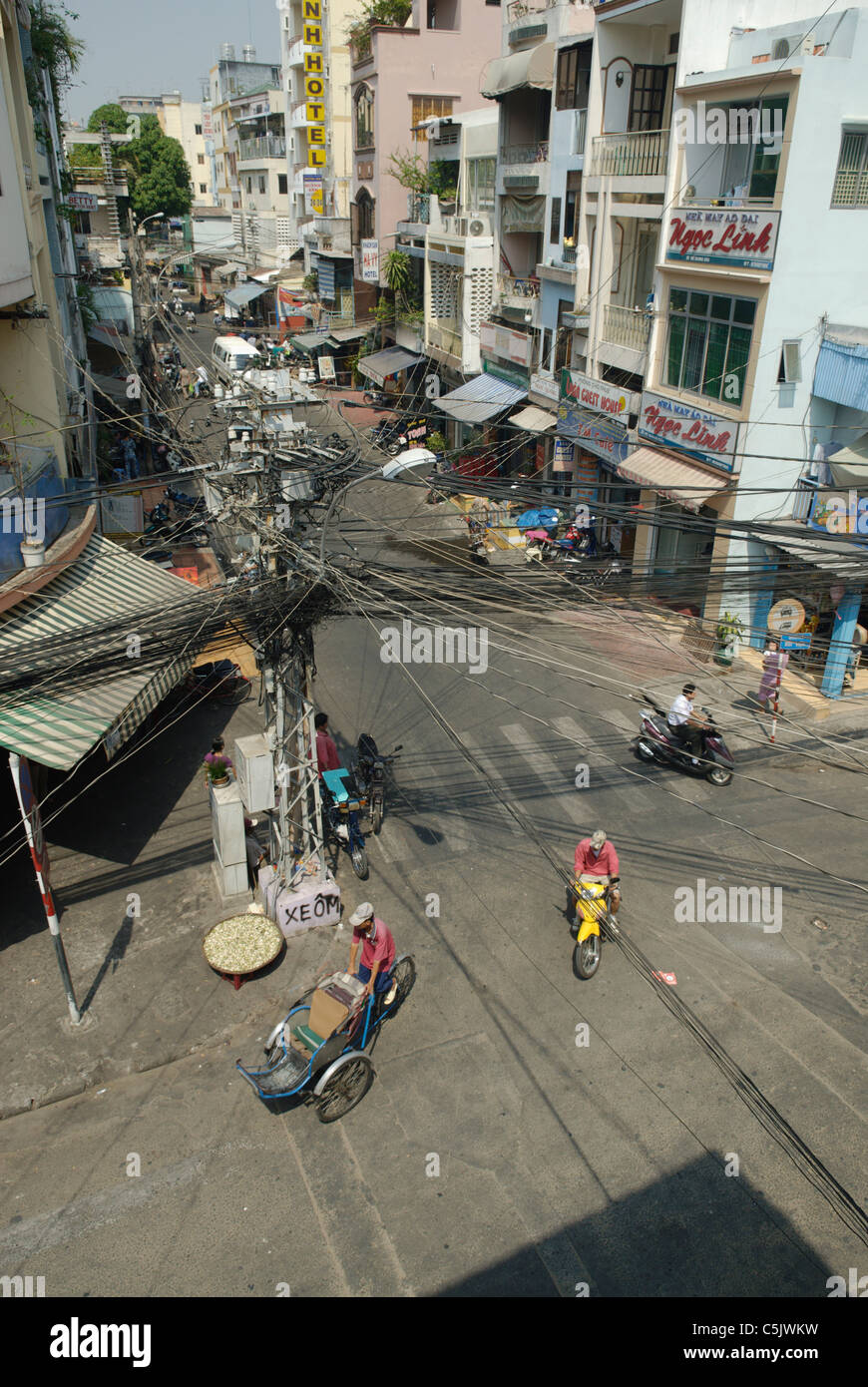 Asia, Vietnam, Città di Ho Chi Minh (Saigon). La vita di strada su Bui Vien San nella zona dei backpacker intorno Pham Ngu Lao / Bui Vien Foto Stock