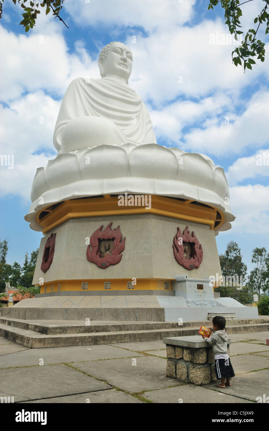 Asia Vietnam Nha Trang. Pagoda Long Son. Buddha gigante. Foto Stock