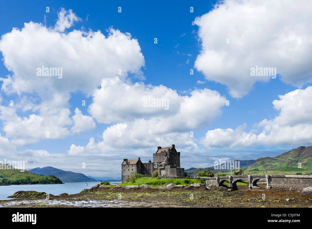 Vista verso il castello di Eilean Donan, Loch Duich, Highland, Scozia, Regno Unito. Paesaggio / paesaggio / castelli scozzesi Foto Stock
