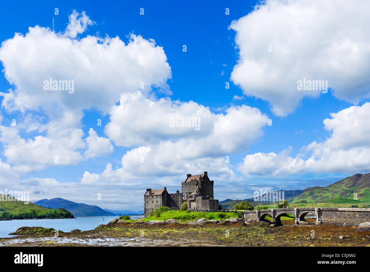 Vista in direzione di Eilean Donan Castle e Loch Duich, Highland, Scotland, Regno Unito. Paesaggio scozzese / Paesaggi / CASTELLI Foto Stock