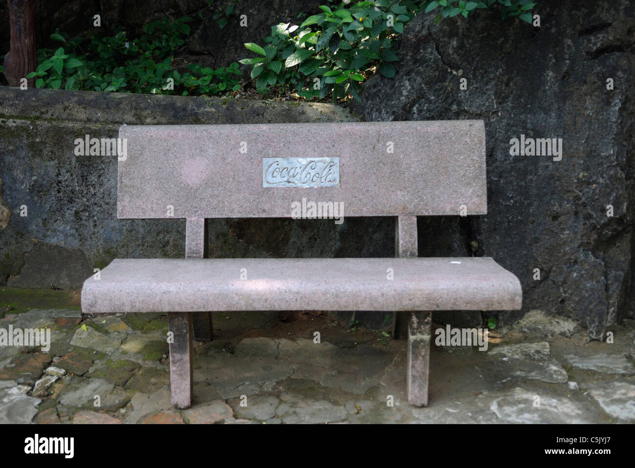 Asia, Vietnam, nei pressi di Da Nang. Coca Cola una panchina nel parco all'interno del famoso santuari buddisti al Ngu Hanh figlio o del marmo Foto Stock