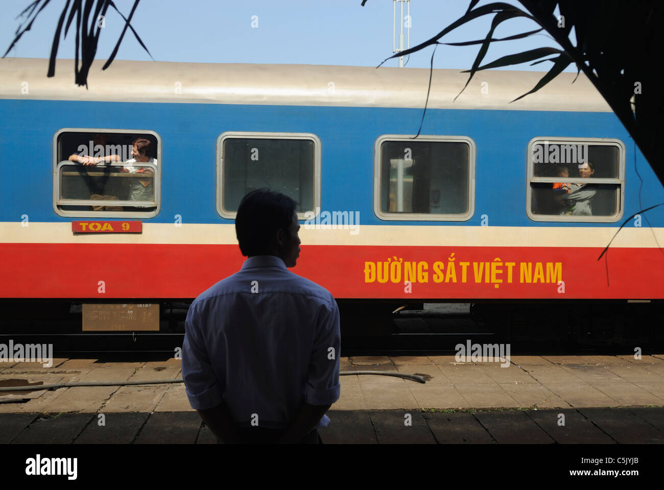 Asia, Vietnam, Da Nang. Il treno per Hue presso la stazione ferroviaria. Foto Stock