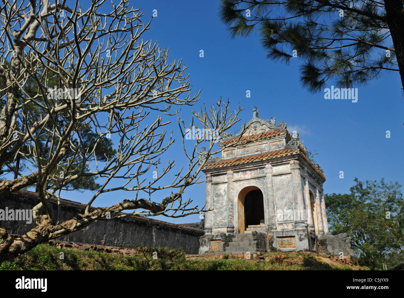 Asia, Vietnam, Tonalità. Tomba di Bao Dais madre Tu Cung. Designato un Sito Patrimonio Mondiale dell'UNESCO nel 1993, la tinta è onorato per la sua Foto Stock