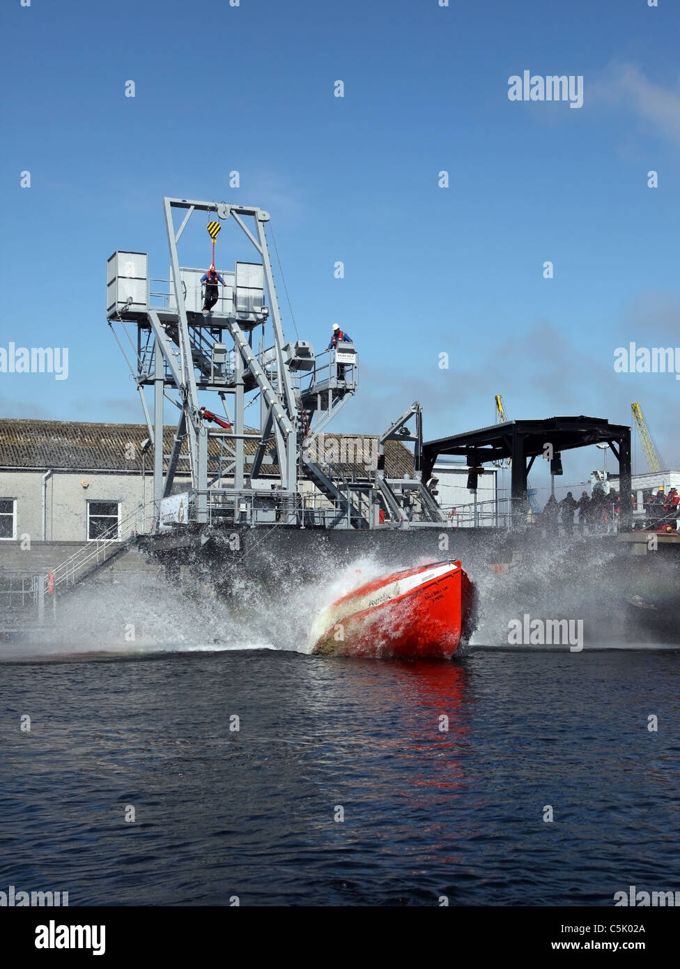 Sequenza (vedere altre immagini) di una caduta libera scialuppa di salvataggio trainer essendo caduto nell'acqua. Foto Stock