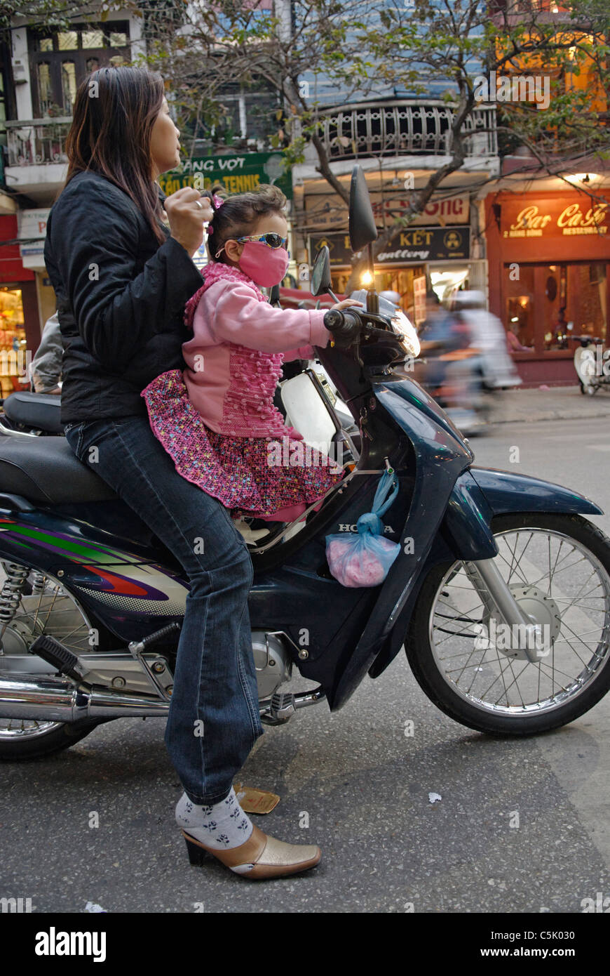 Asia Vietnam Hanoi. Hanoi old quarter. Famiglia giovane sulla moto. Foto Stock