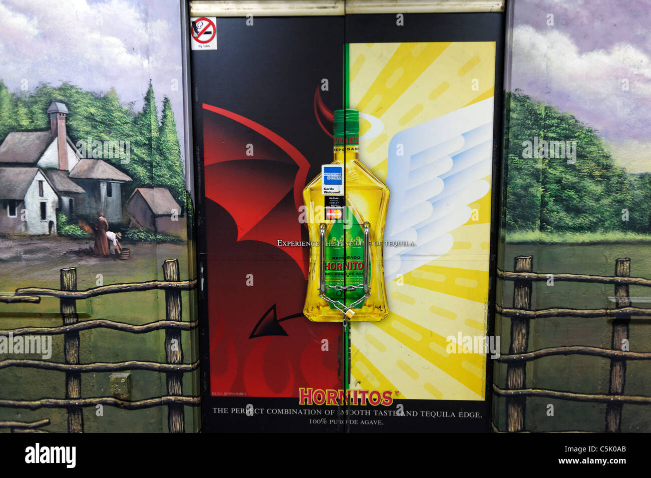 Porte colorate su ingressi al bar nelle torri di Orchard, Singapore Foto Stock