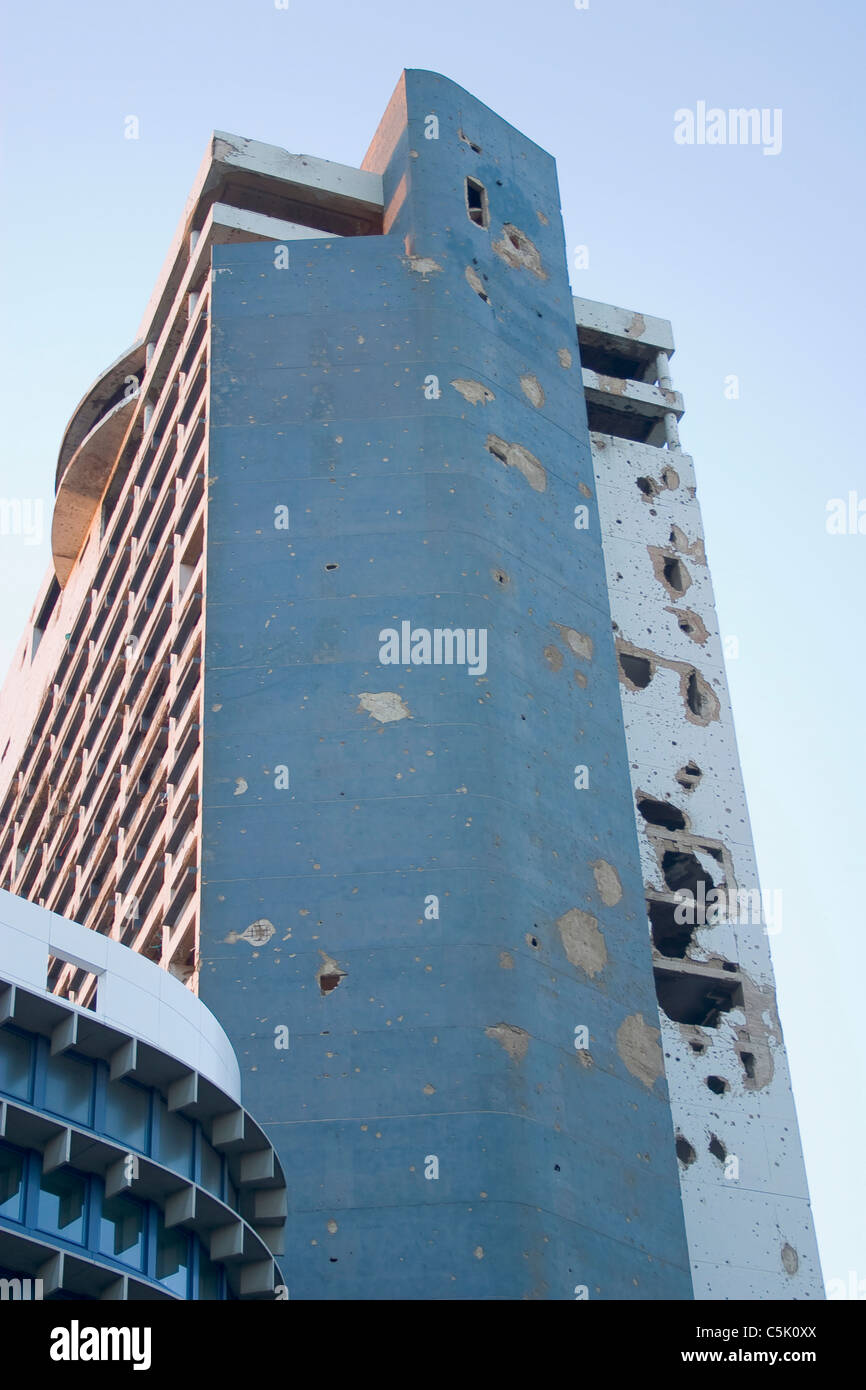 Vecchio Holiday Inn Hotel occupa un edificio danneggiato in guerra, Beirut, Libano Foto Stock