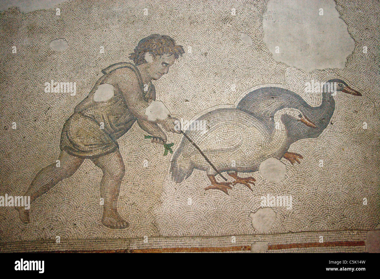 Lavoro di mosaico raffigurante un bambino tende due oche, Il Grande Palazzo Museo del Mosaico di Istanbul, Turchia Foto Stock