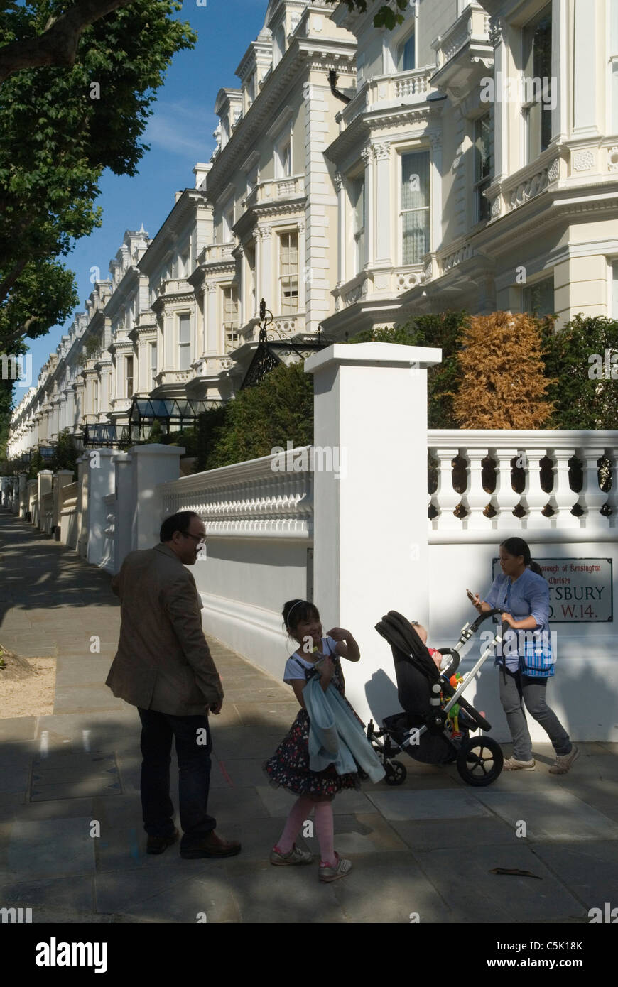 Holland Park Londra W.11. Regno Unito questa strada o strada si chiama semplicemente "Holland Park", vista esterna, costose proprietà anni '2010 2011 famiglia, gruppi. Inghilterra, HOMER SYKES Foto Stock