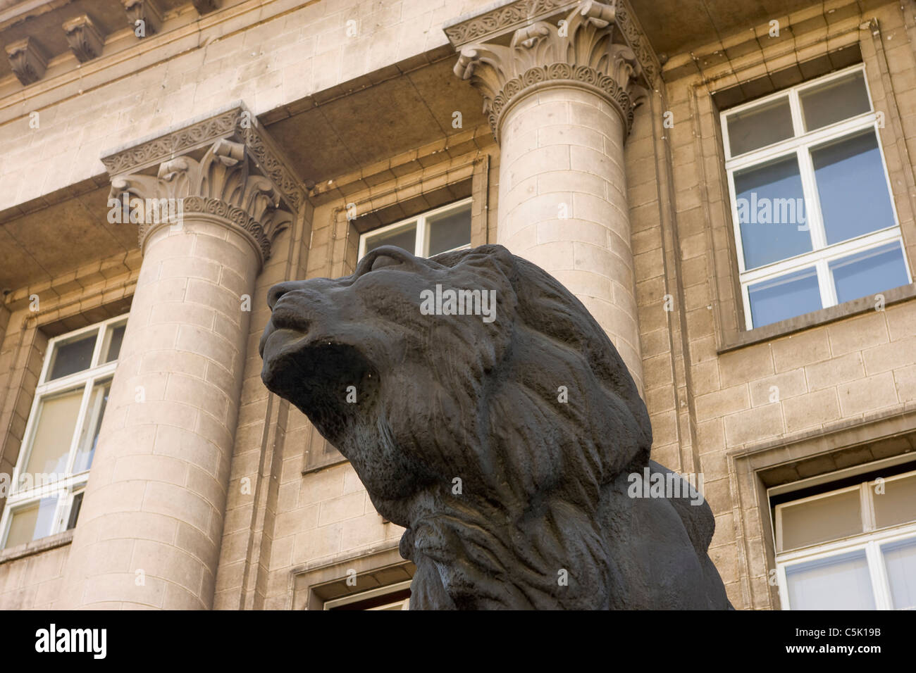 Una delle statue di leone nella parte anteriore della città di Sofia corte (SSC), Bulgaria Foto Stock